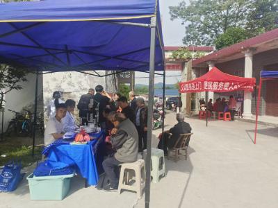 义诊服务送上门 便民服务暖人心 | 通城县石南镇卫生院赴花亭村开展65岁以上老年人免费体检活动