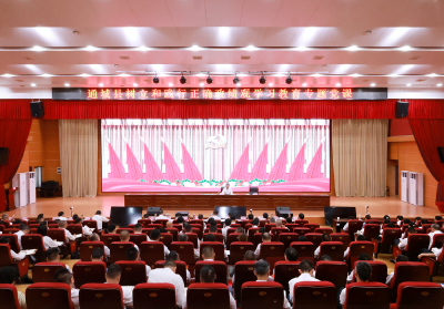 黄建平为全县广大党员干部讲授树立和践行正确政绩观学习教育专题党课