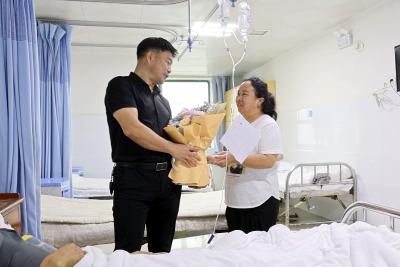 “白车侠”探望获救司机  续写危难救助温情  