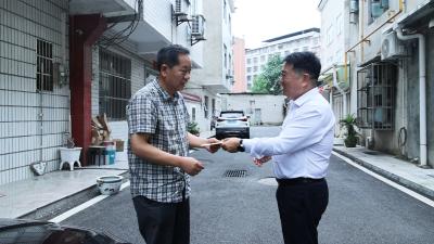 刘季平开展“七一”前夕走访慰问活动