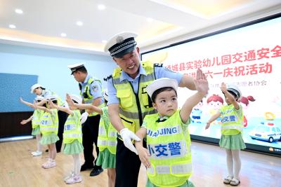 湖北通城：“六一”交警进校园 文明交通伴“童”行