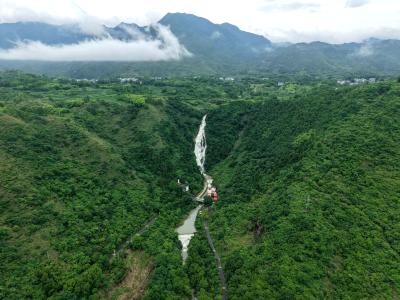 湖北通城：雨后黄袍山瀑布壮美