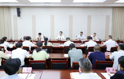 黄建平主持召开县委理论学习中心组集体学习会议