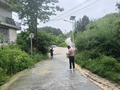 通城县五里镇五斗村：雨中巡查不停歇 守牢汛期出行安全底线