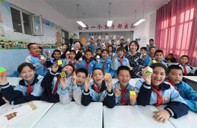 在新疆博州，“上学找湖北老师”
