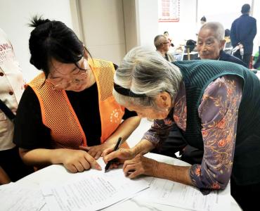 通城县银城社区：党建引领暖民心 康复服务进家门