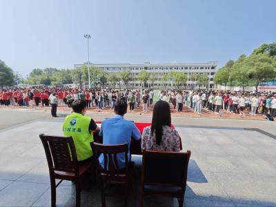 通城县沙堆镇：多部门联合进校园 开展禁毒宣传月主题宣讲活动