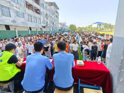 通城县沙堆派出所为学子送上禁毒防溺水 “平安必修课”