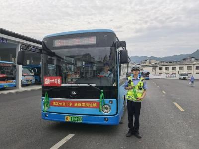 绿飘带暖心护航！通城公安助力学子圆梦高考