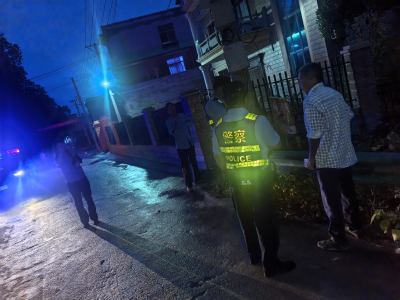 通城县石南镇： 深夜上门化纠纷 警灯守护邻里安
