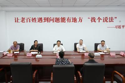黄建平到县信访接待中心接待来访群众  