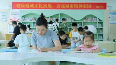通城县图书馆：夏日书香拂面来 避暑“充电”正当时  