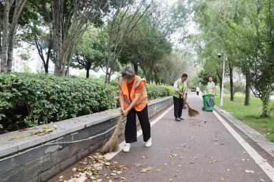 【劳模风采】郑龙：二十余载深耕环卫一线 初心如磐守护城市洁净