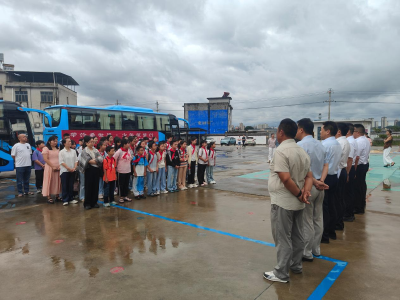 通城县隽水镇上阔村：爱心妈妈暖心陪伴40名少年赴汉研学筑梦