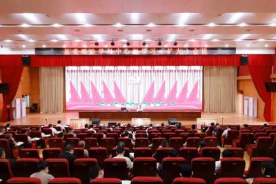 黄建平主持召开县委理论学习中心组学习（扩大）会议 