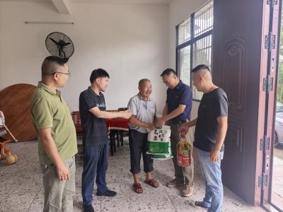 通城县石南镇虎岩村：驻村工作队开展走访慰问  致敬光荣在党50周年老党员