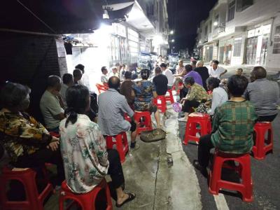 通城县麦市镇：两条板凳面对面 百场屋场会心连心