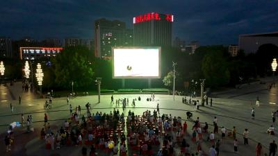“楚超”夏夜燃情 通城广场观赛点亮夜间文体生活  