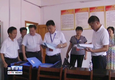 杨良锋来我县开展“聚力脱贫攻坚、五级代表在行动”活动