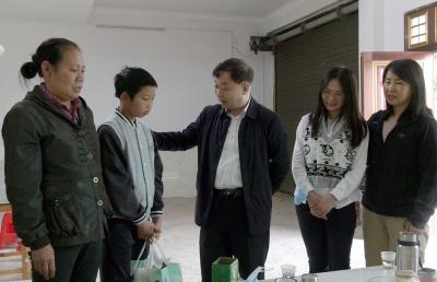 省人大常委会机关妇委会到崇阳开展关爱留守儿童活动