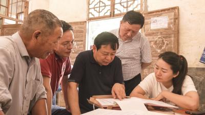 省档案馆馆长刘仲初到崇阳县开展“下基层察民情解民忧暖民心”实践活动