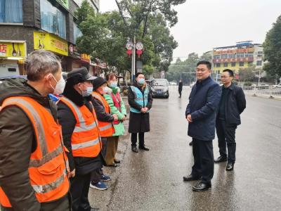 情暖岁寒 共贺新春 | 徐望走访慰问坚守一线的城管执法队员和环卫工人