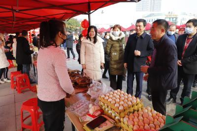 【新春走基层⑩】年货节来啦！到大集广场淘地道“崇阳风味”