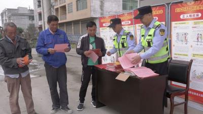 崇阳县交通执法大队开展“路政宣传月”和民法典主题宣传活动
