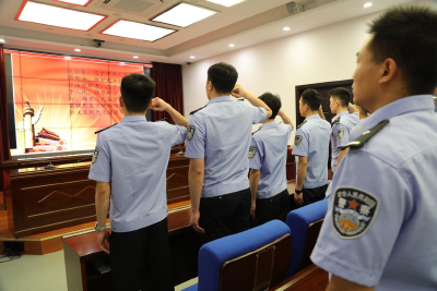 崇阳县公安局举行新入职公务员集体宪法宣誓仪式