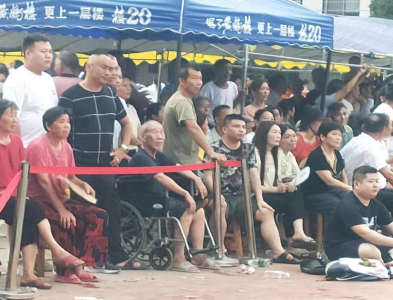 崇阳县金塘镇：37°C下的温情瞬间