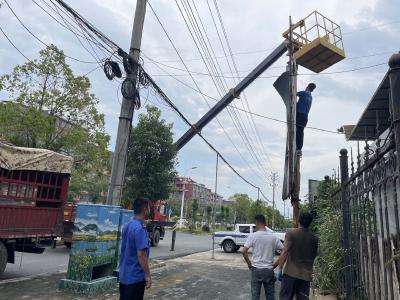 守护“头顶安全”！崇阳拆除破旧、违规户外广告108处