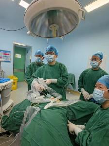 崇阳县人民医院妇产科成功开展咸宁市首例经脐单孔腹腔镜下的全子宫切除术