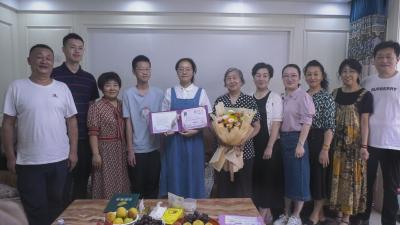 金榜题名！清华大学录取通知书送到家！