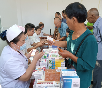 中国医师节  港口乡卫生院为群众“送健康”