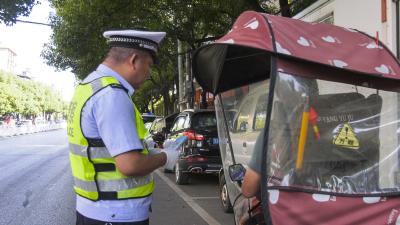 “一盔一带”践于行  崇阳公安交警齐守护