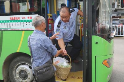公交司机刘治朝：帮乘客解决一些烦恼，自己觉得也是一种快乐！