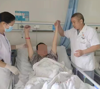 崇阳县人民医院成功救治一名脑干出血危重患者