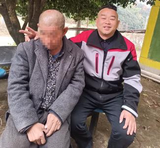 只为一句无声的嘱托，暖心弟弟悉心照顾智障哥哥19年