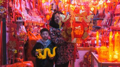 【新春走基层】崇阳：小城年味渐浓  “龙元素”饰品走俏