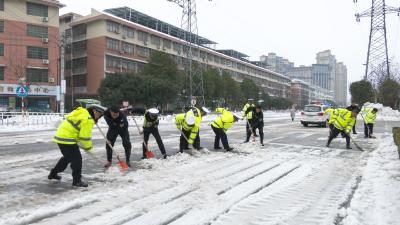 崇阳：一抹“荧光绿”  守护出行安全  