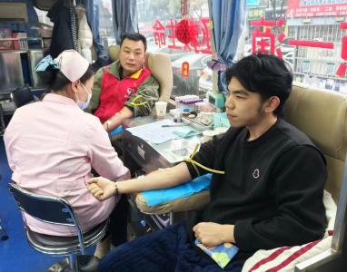 别样元宵节：父子齐上阵  献血送爱心