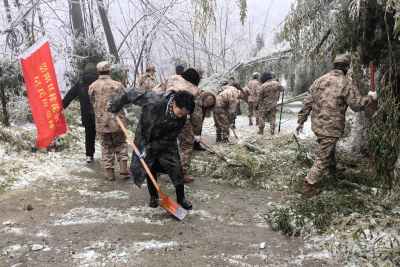 崇阳县桂花泉镇：风雪中，他们在浴“雪”奋战