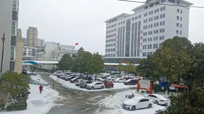 崇阳县中医院：扫雪除冰  保障群众就医安全