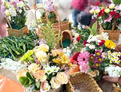 崇阳县铜钟乡：巧手插花庆“三八” 