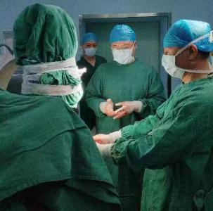 崇阳县人民医院成功为两名90岁以上高龄患者进行髋部骨折手术