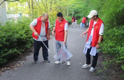 崇阳县城发集团青年志愿者开展净山徒步活动