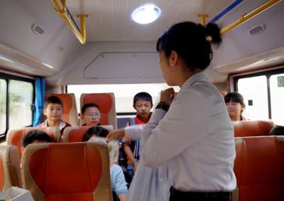 崇阳：吃蛋糕坐公交  尽享快乐时刻