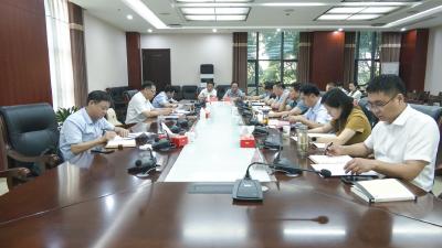 郑俊华主持县委常委会党纪学习教育读书班