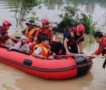 崇阳县白霓镇：暴雨侵袭  我们风雨同“舟”