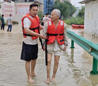 致敬！洪水中的“逆行”者